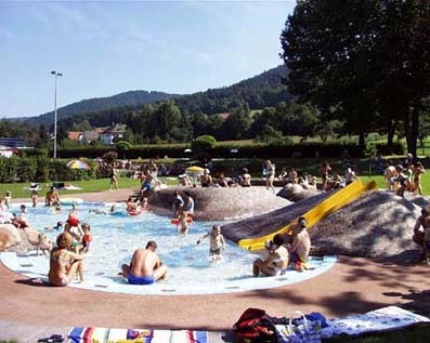 La piscine de Seelbach: le bassin des enfants 
o les petits s'amusent tout  ct des parents